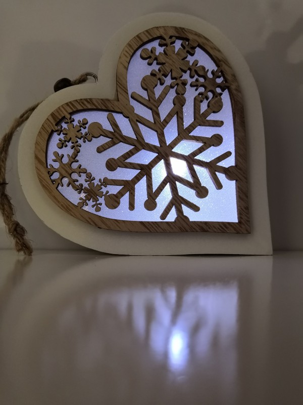 LED drevené srdiečko s ornamentom na batériu, chladná biela